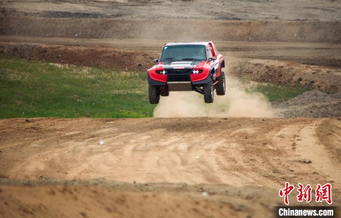 上千车手赴锡林郭勒参加全国车王争霸赛，越野