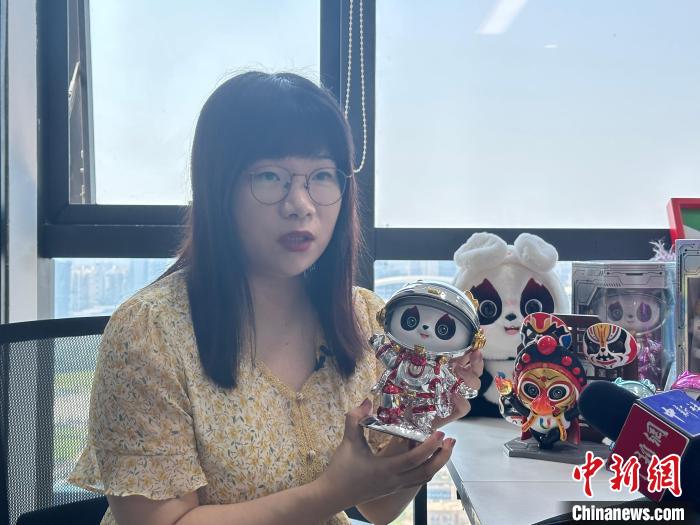 成都大运会蓉宝文创产品热销 太空系列手办引爆