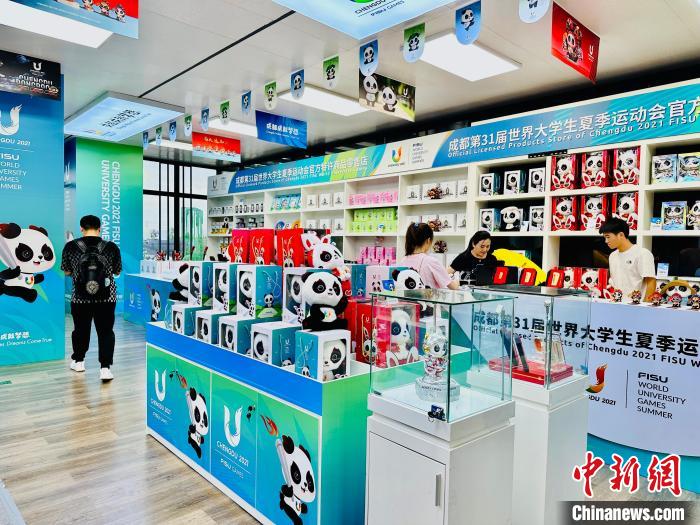 成都大运会蓉宝文创产品热销 太空系列手办引爆