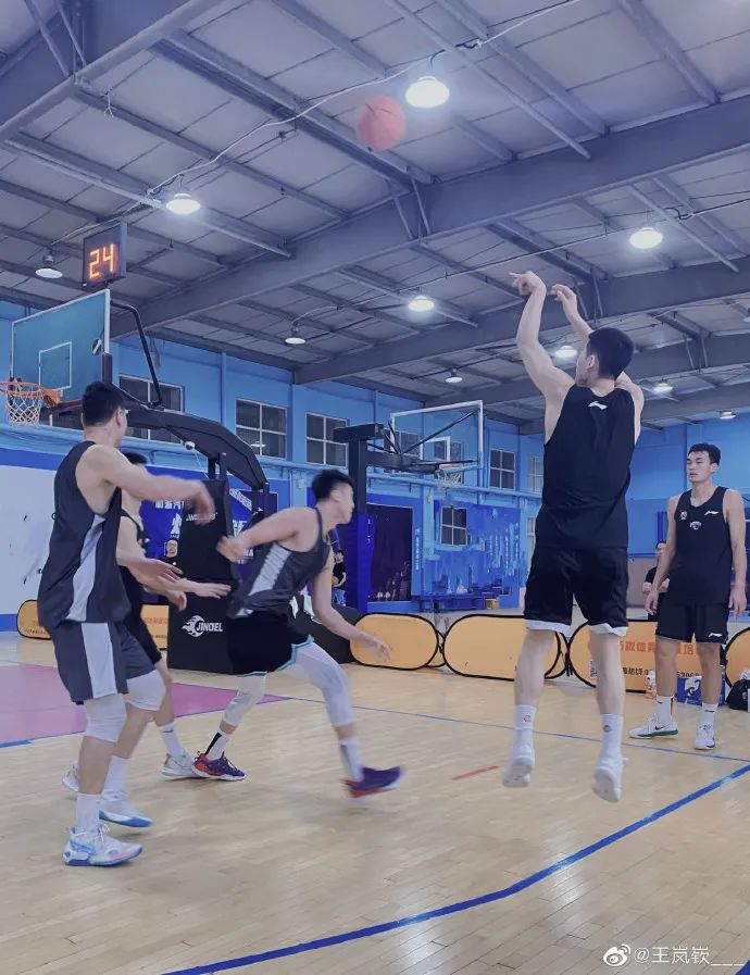 王岚嵚CBA选秀状元开启职业征程