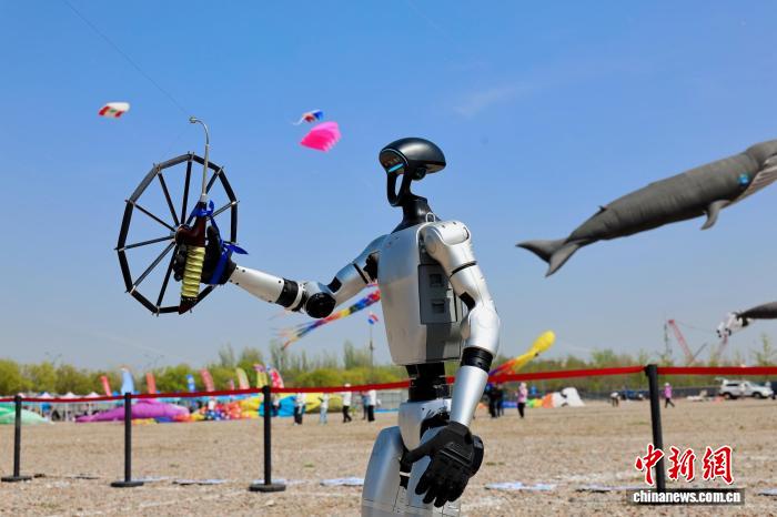 中外风筝高手齐聚北京园博园 科技与传统共绘春