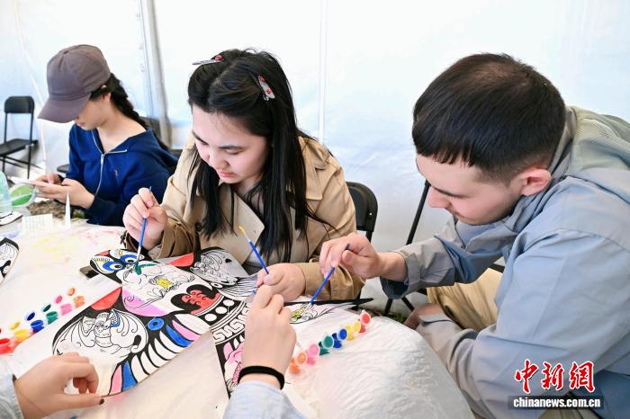 中外风筝高手齐聚北京园博园 科技与传统共绘春