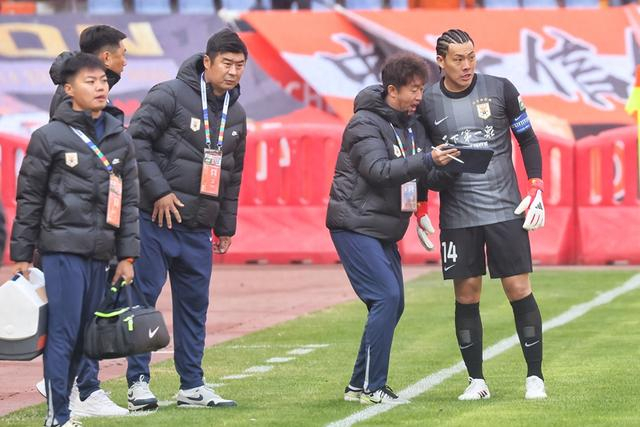 山东泰山迎战青岛海牛阵