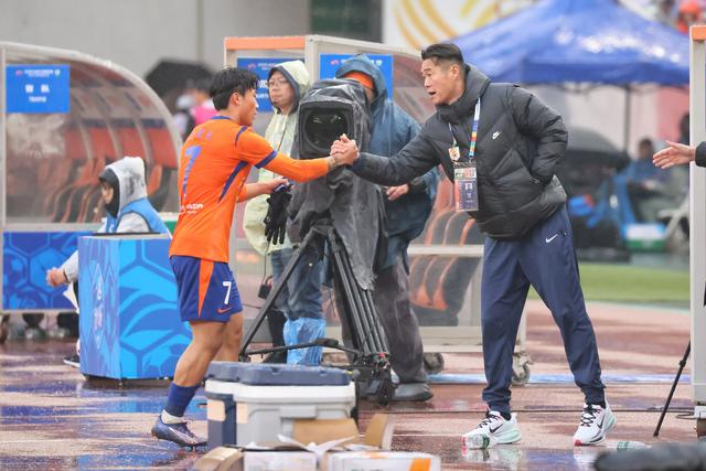 山东泰山迎战青岛海牛阵容大调整 年轻门将首发