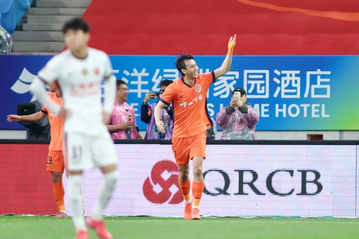 海港客场惨败青岛海牛 红牌争议成关键转折
